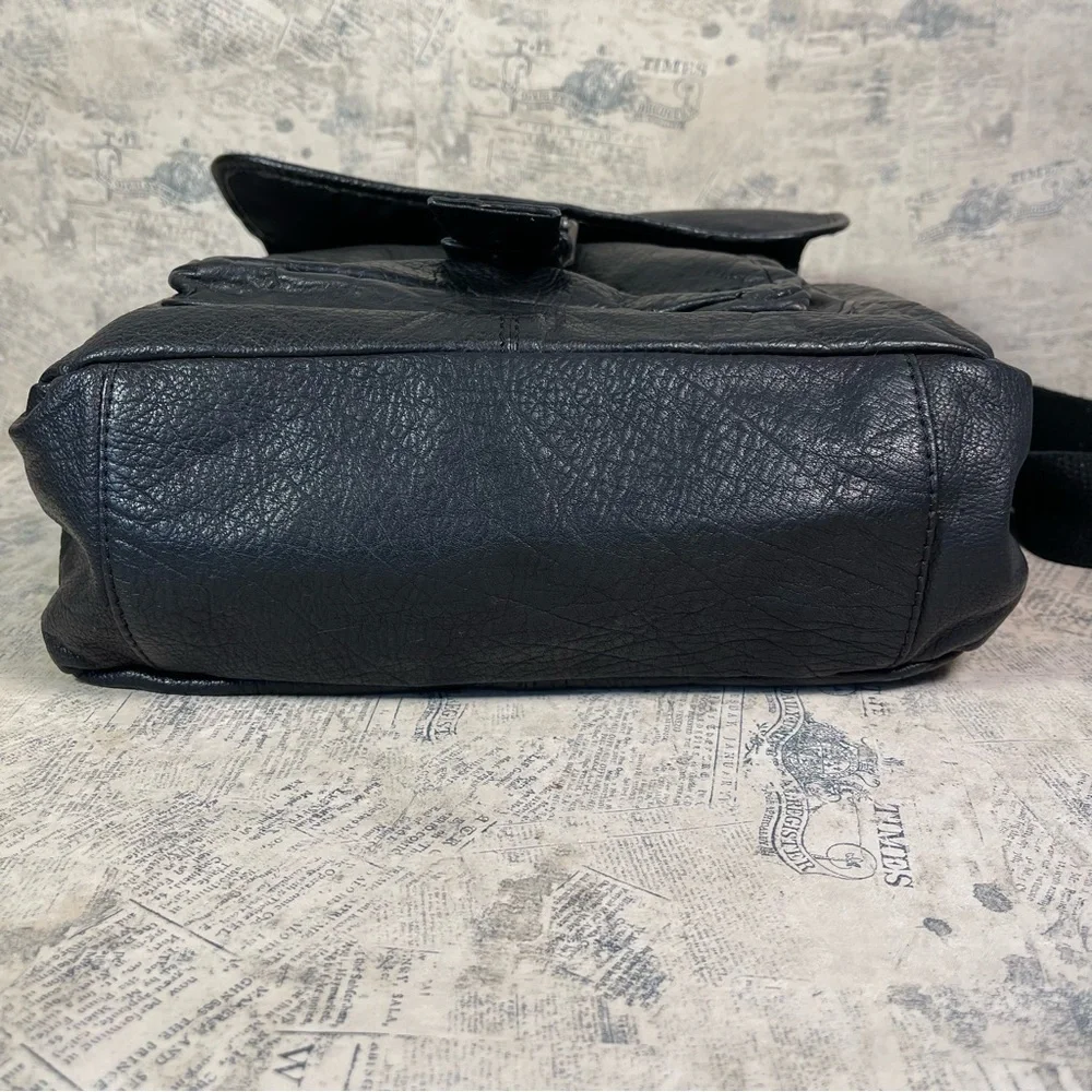 Wilsons Leather lightweight messenger bag